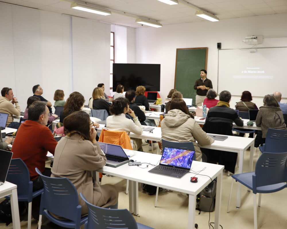 El professorat participa en una formació sobre recursos d’IA aplicats al disseny