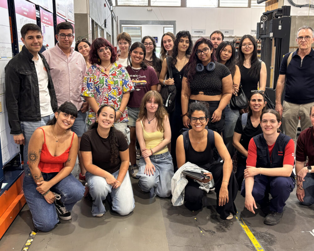 L’alumnat de Disseny Gràfic visita Esment Impremta per descobrir el procés de producció gràfica